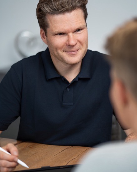 Lukas Zimmermann im Beratungsgespräch am Tisch