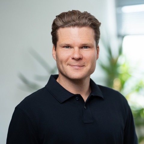 Lukas Zimmermann, Finanzberater bei DOMFINANZ, lächelt in die Kamera